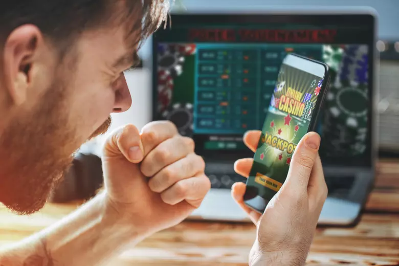 How do referral programs benefit existing online casino players?